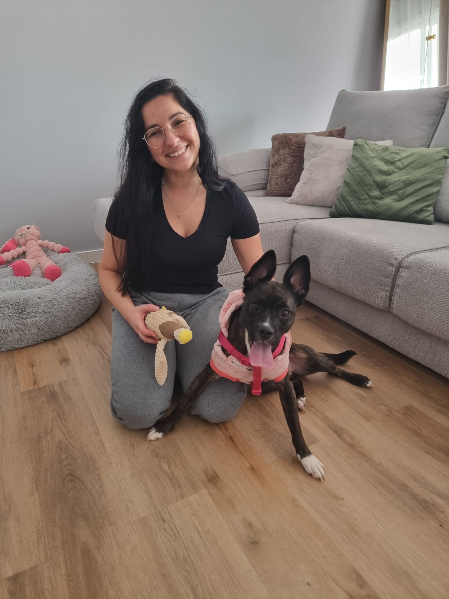 Mulher sentada no chão com cão preto