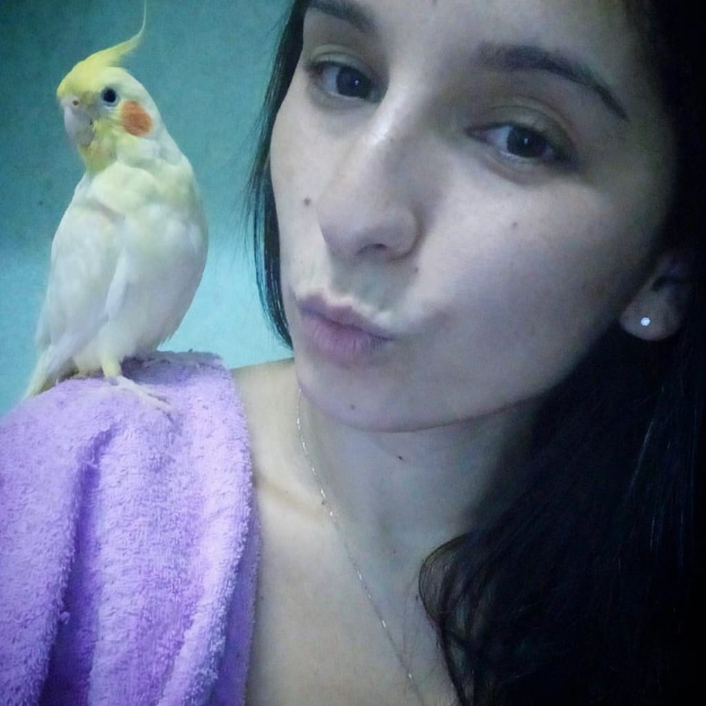 Mulher com calopsita no ombro