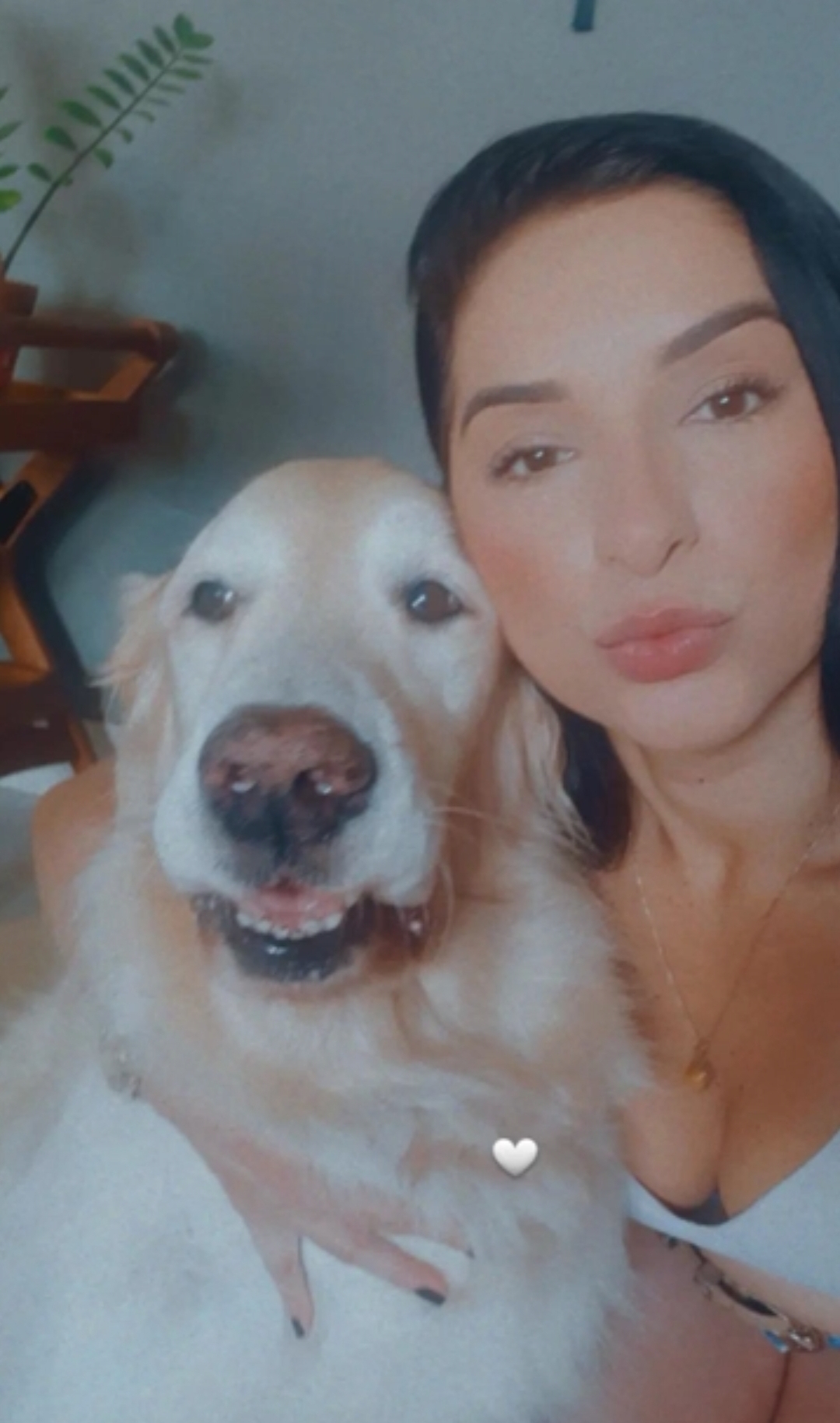 Mulher com cão dourado num autorretrato